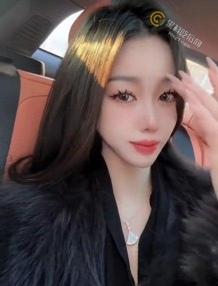 抖音账号恩恩恩宝大尺度爆料！为博礼物竟自拍做爱露点视频！-3