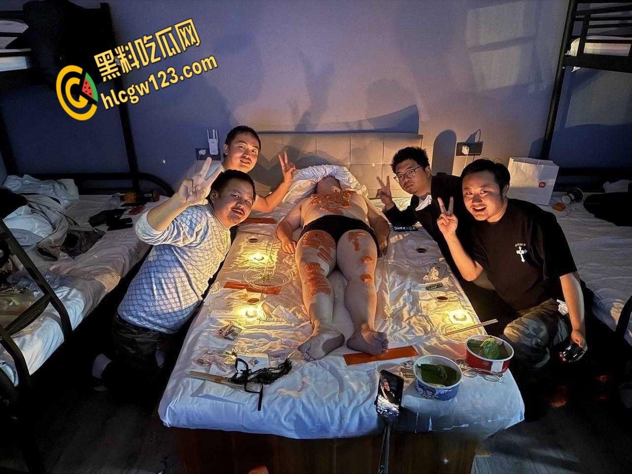 男体盛宴狂欢夜!猛男肌肉碰撞,淫乱炸裂我下巴都惊呆了!-2