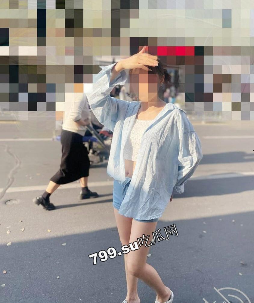 海角社区乱伦大神强上女房东 以记录之名把少妇房东野外按在草地抽插观众太多转战厕所继续-8