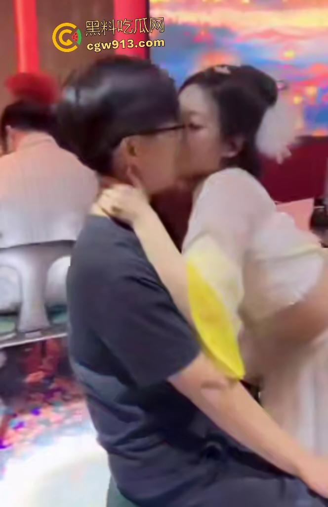 杭州醉舞轻谣国风酒馆,小仙女嘴对嘴喂食露大腿,擦边舞撩汉直接亲脸,迟早被举报翻车!-7