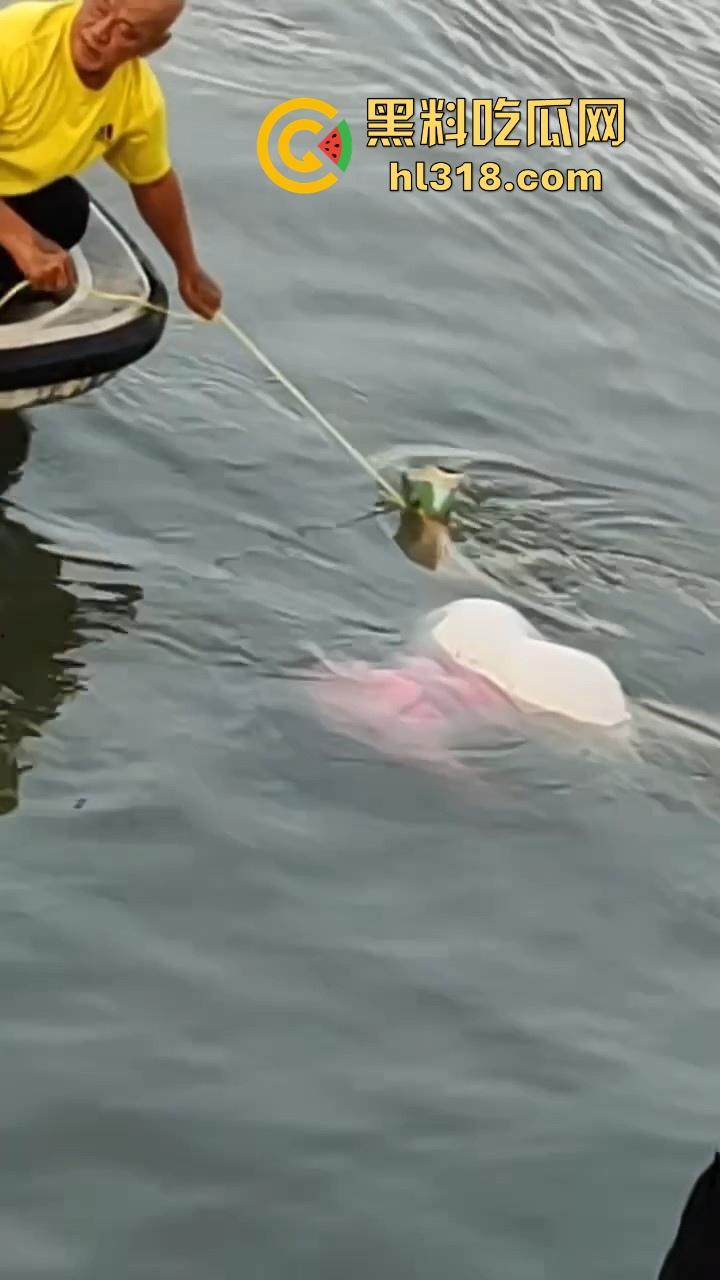 马来西亚母携女跳海轻生,疑似家庭纠纷和争夺抚养权问题，这女真狠啊，自己想不开还带上自己女儿！-6