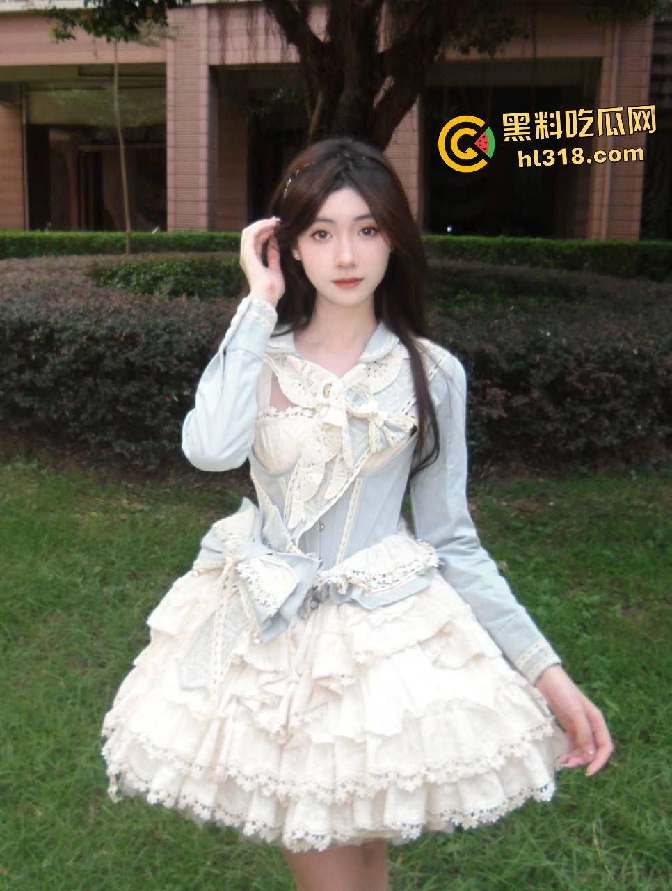 极品校花【吴羽菲】粉嫩小穴被后入狂操，女上位骑乘直接榨精液灌满骚穴！-1