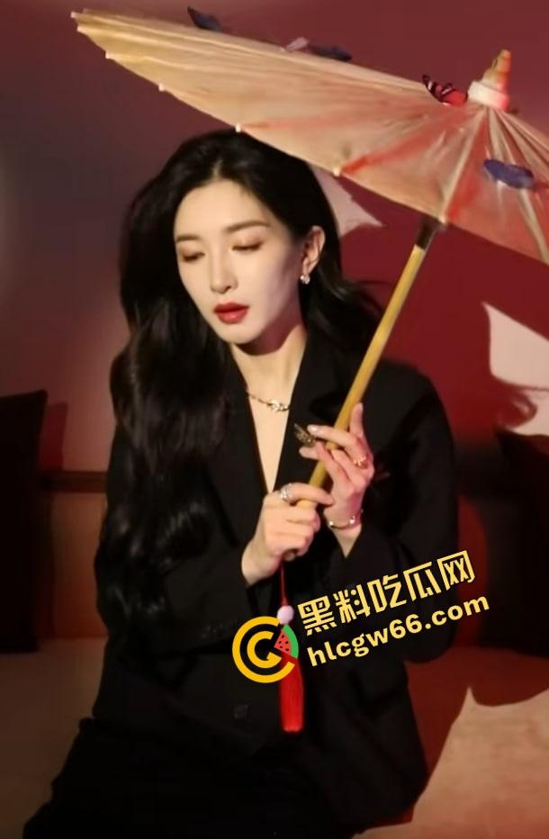 这哥们吃得太好了吧？找了个长得跟江疏影撞脸的美少妇，现场抹油撸管伺候，40来岁还能这么骚！-4