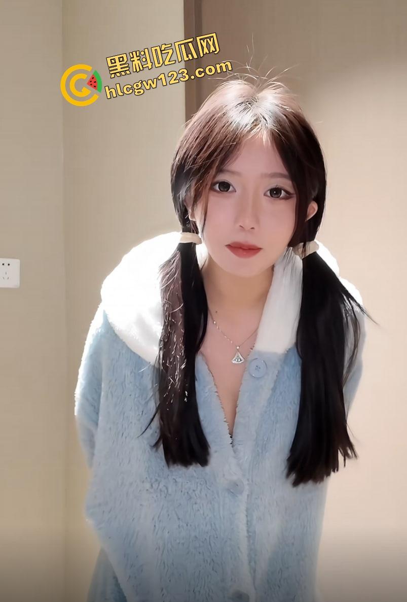 抖音回归首秀还没开『呆妹儿』先被前男友爆料干翻，开房洗澡视频实锤露脸，逼毛贴腿根，自己疯狂洗！-12