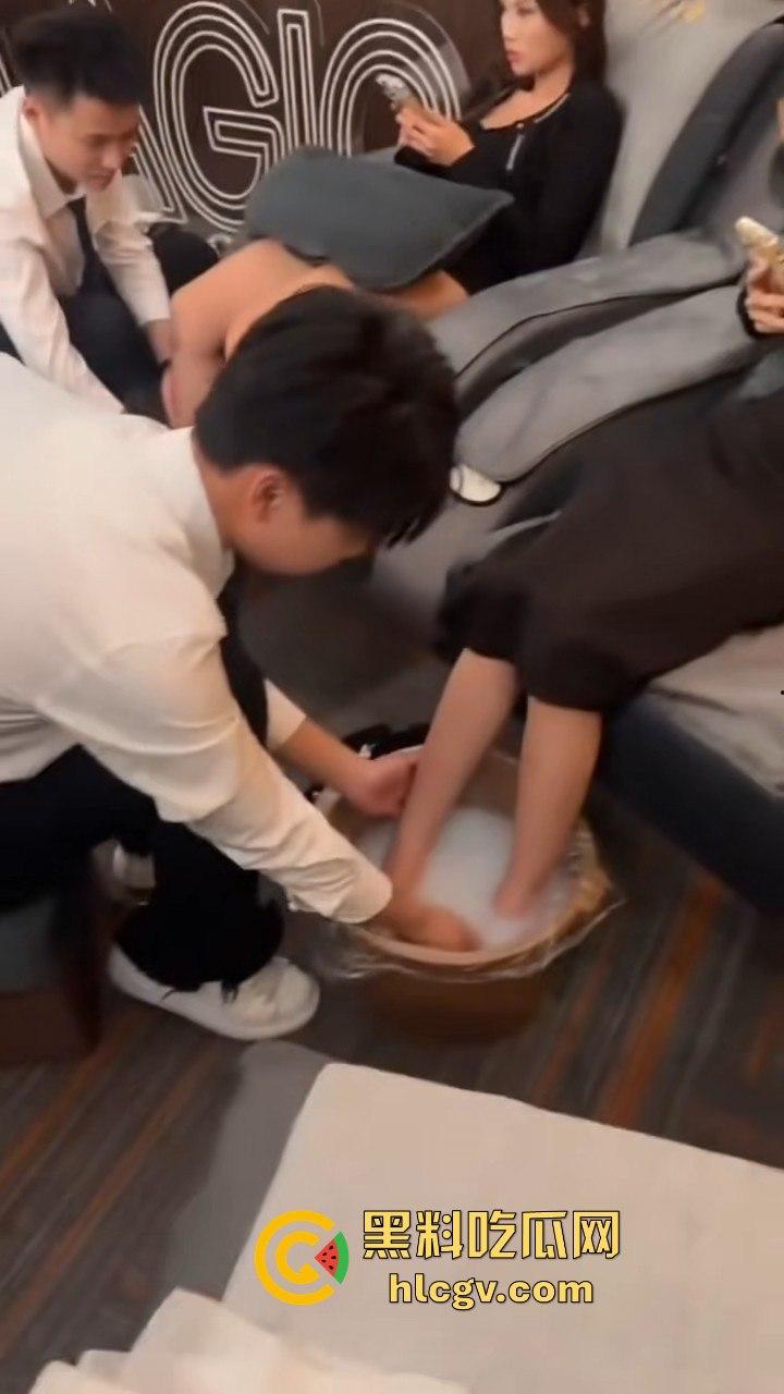 富婆闺蜜团豪爽组队找男模按摩！小仙女们的放松派对不输男的会玩！-8