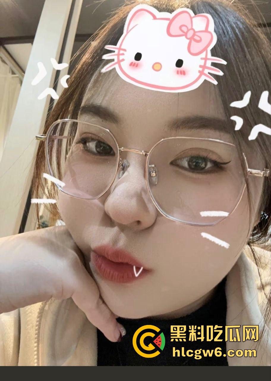 安徽大三母狗【曲婷】骚翻天，网友爆料异地裸聊骚话不断，见面就洗澡开干，骚到无法招架！-1