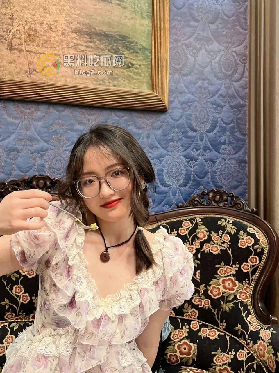 江西师范大学“萝莉学妹”「 景耀薇」周末约炮成常态，孤单撸管的你还在等什么？-1