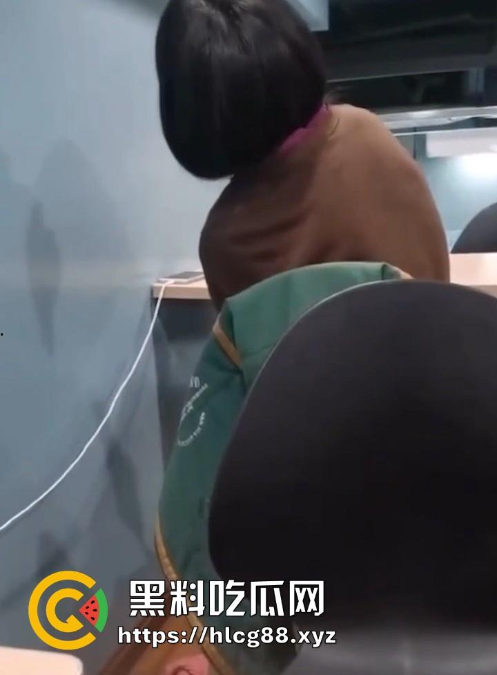 罗森休息区惊现饥渴少妇 公共场合竟然直接发骚自慰 不顾旁人忘我呻吟 这是有多快乐啊！-6