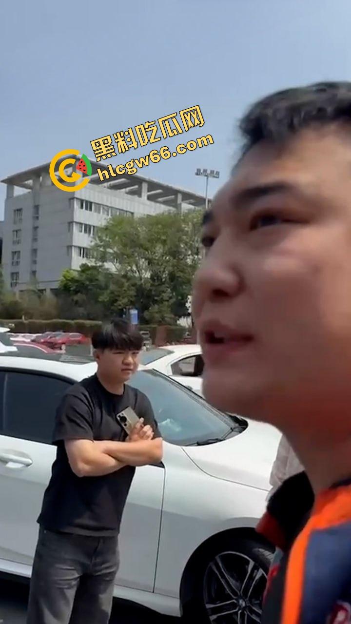 德阳妈逼哥火力全开！宝马别车还理直气壮？网红张某当街开骂骂出天际，含妈量爆表直接骂进热搜！-8