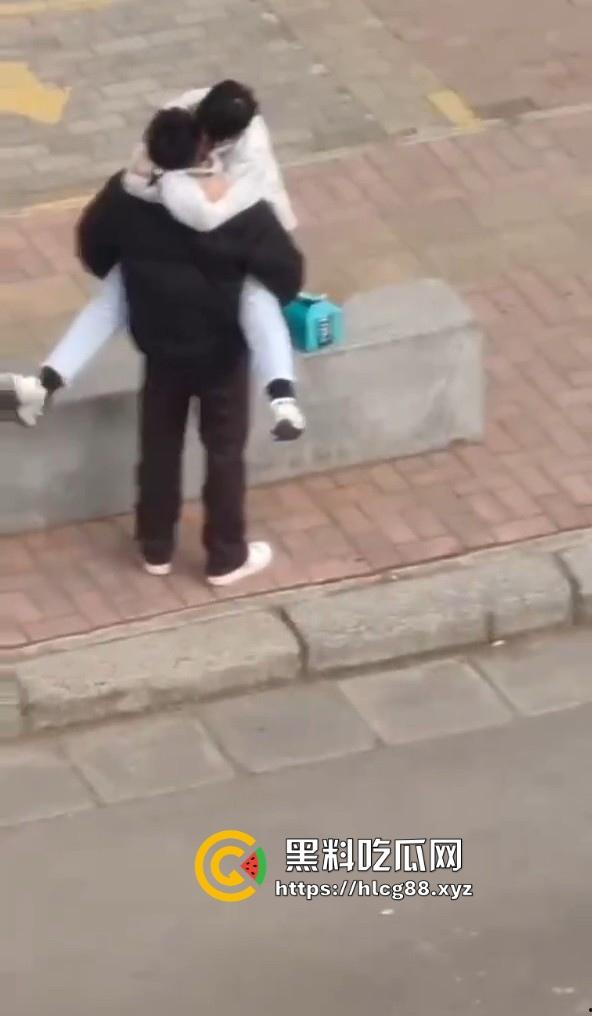 河南交通大学热瓜！两个基佬学校操场激情热吻 还抱着转圈圈 这是真辣眼睛！-2