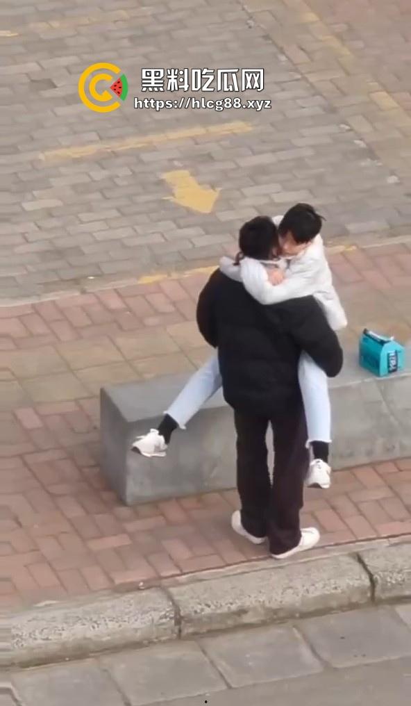 河南交通大学热瓜！两个基佬学校操场激情热吻 还抱着转圈圈 这是真辣眼睛！-3
