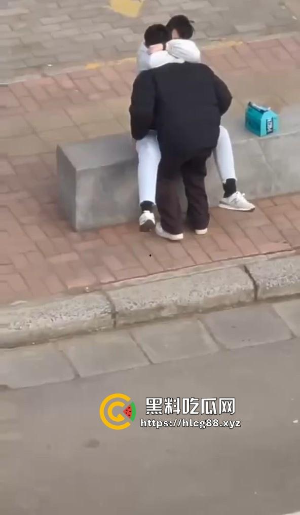 河南交通大学热瓜！两个基佬学校操场激情热吻 还抱着转圈圈 这是真辣眼睛！-4