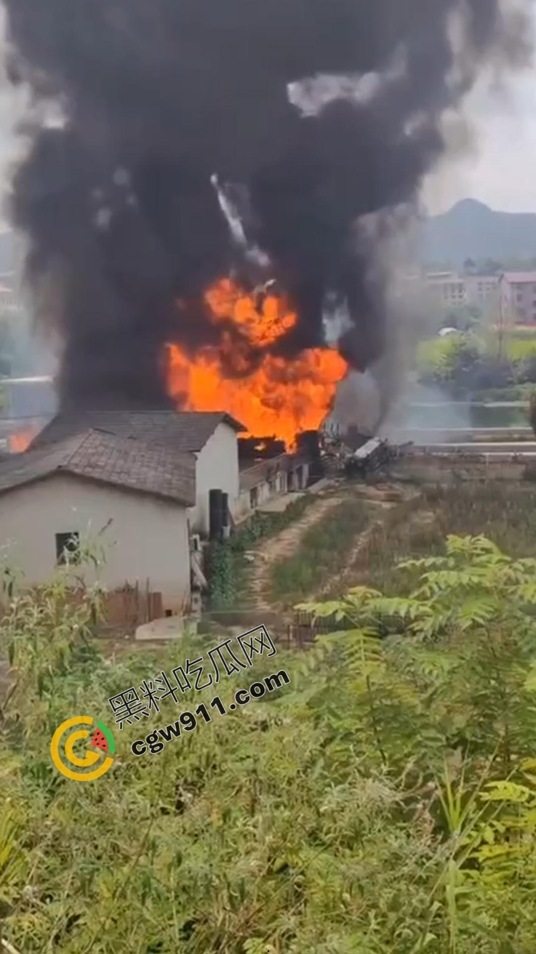 油罐车烈焰悲剧:万宝镇国道油罐车侧翻引发巨火,吞噬两生命,现场浓烟滚滚,宛如人间炼狱-2