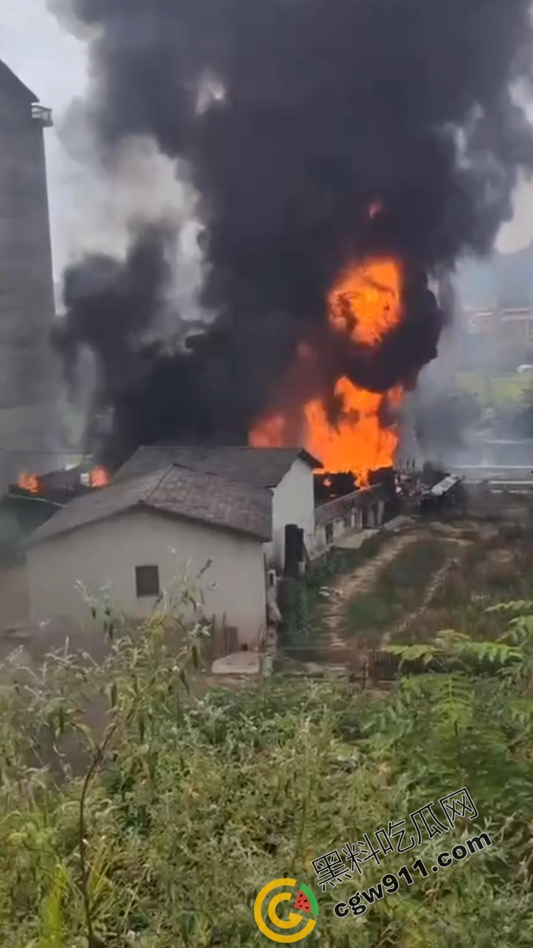 油罐车烈焰悲剧:万宝镇国道油罐车侧翻引发巨火,吞噬两生命,现场浓烟滚滚,宛如人间炼狱-3