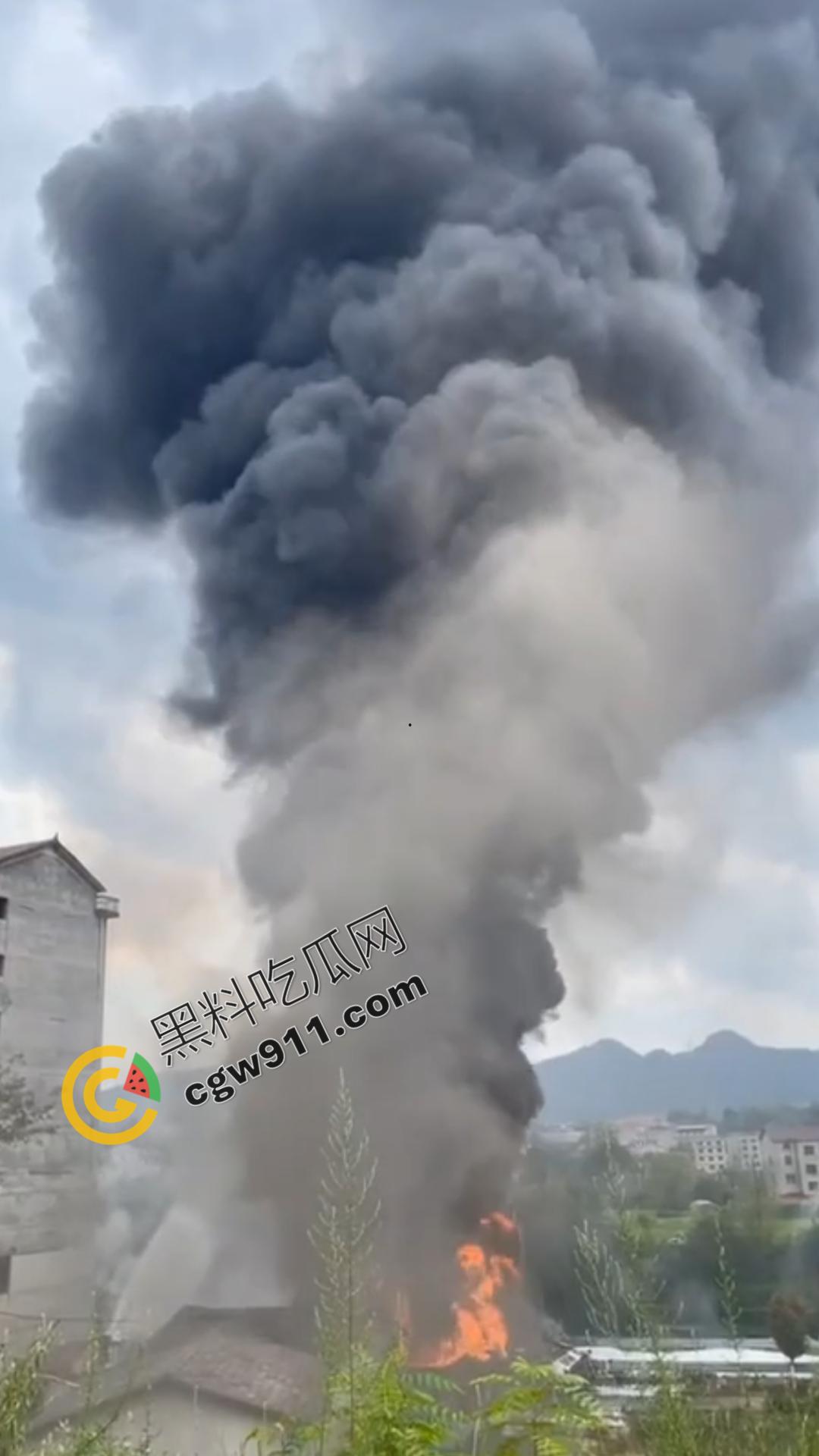 油罐车烈焰悲剧:万宝镇国道油罐车侧翻引发巨火,吞噬两生命,现场浓烟滚滚,宛如人间炼狱-5