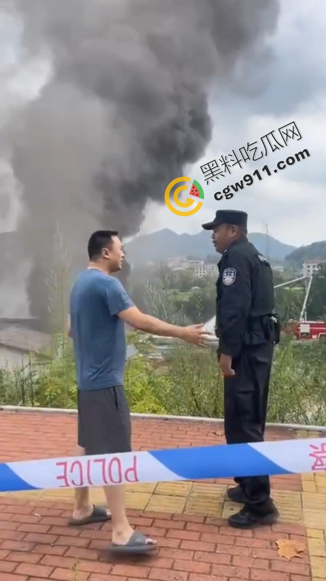 油罐车烈焰悲剧:万宝镇国道油罐车侧翻引发巨火,吞噬两生命,现场浓烟滚滚,宛如人间炼狱-6