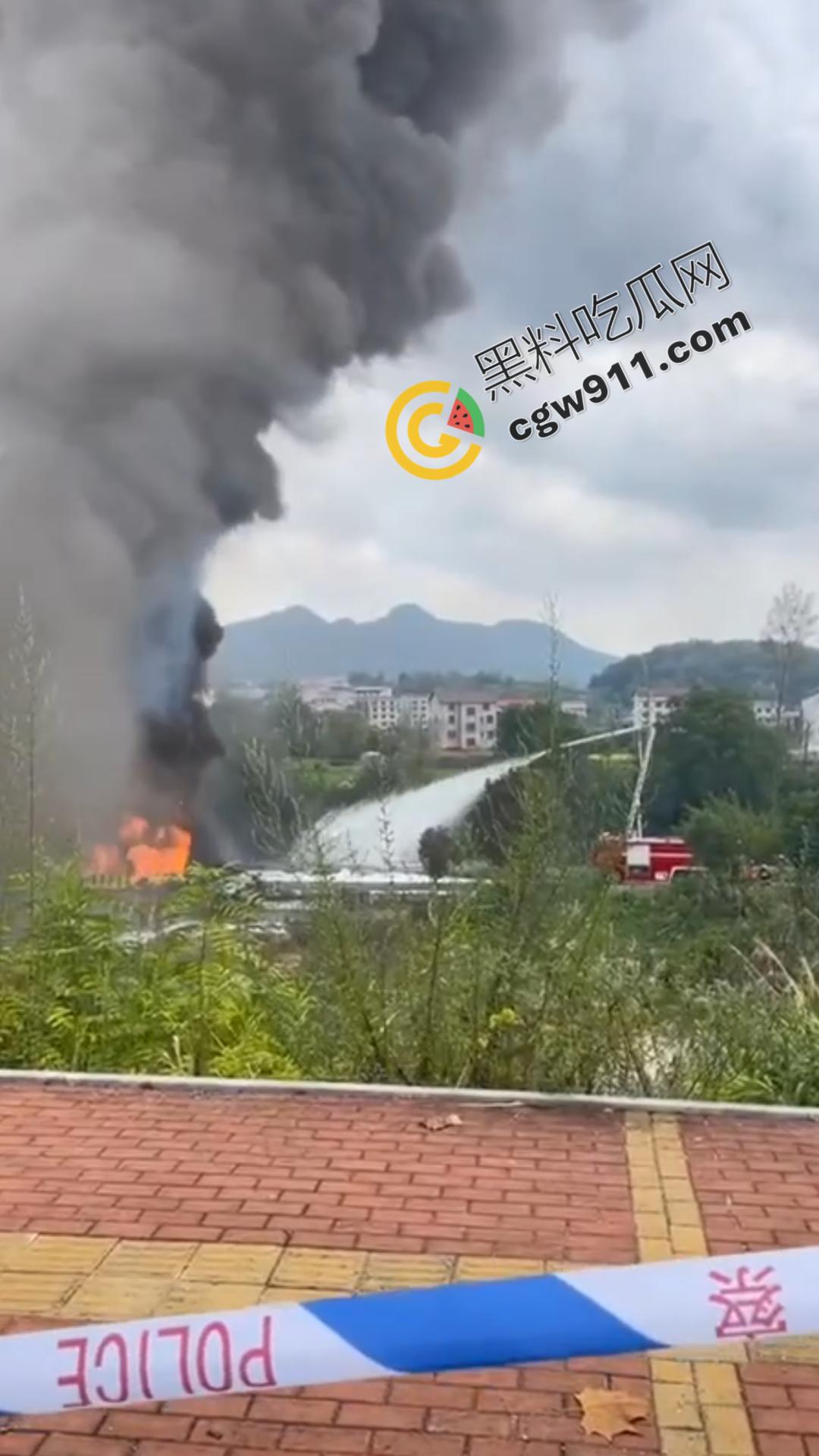 油罐车烈焰悲剧:万宝镇国道油罐车侧翻引发巨火,吞噬两生命,现场浓烟滚滚,宛如人间炼狱-8