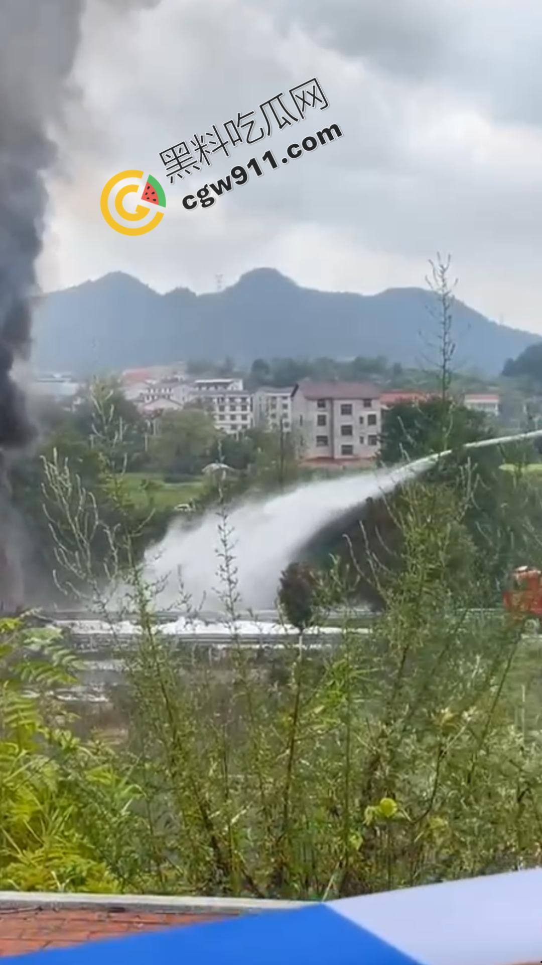 油罐车烈焰悲剧:万宝镇国道油罐车侧翻引发巨火,吞噬两生命,现场浓烟滚滚,宛如人间炼狱-9