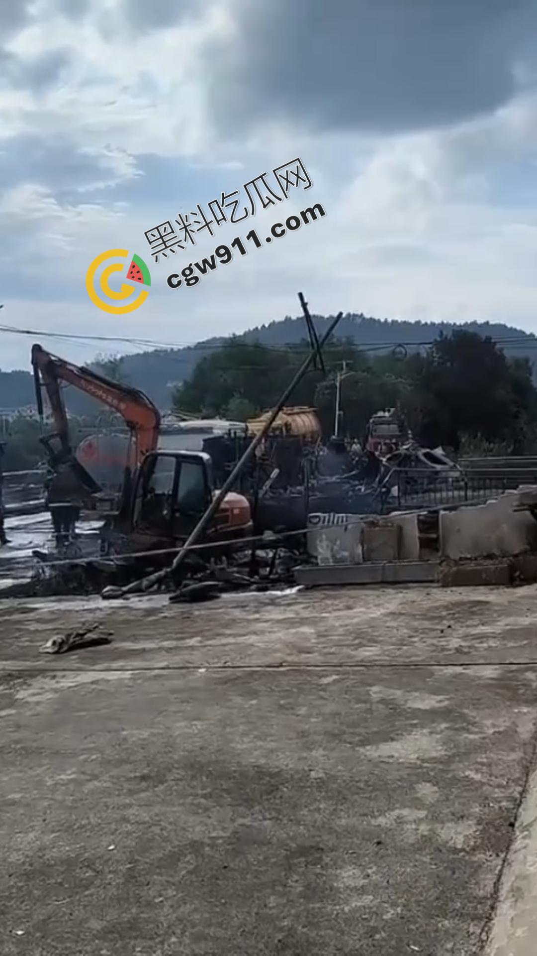 油罐车烈焰悲剧:万宝镇国道油罐车侧翻引发巨火,吞噬两生命,现场浓烟滚滚,宛如人间炼狱-10