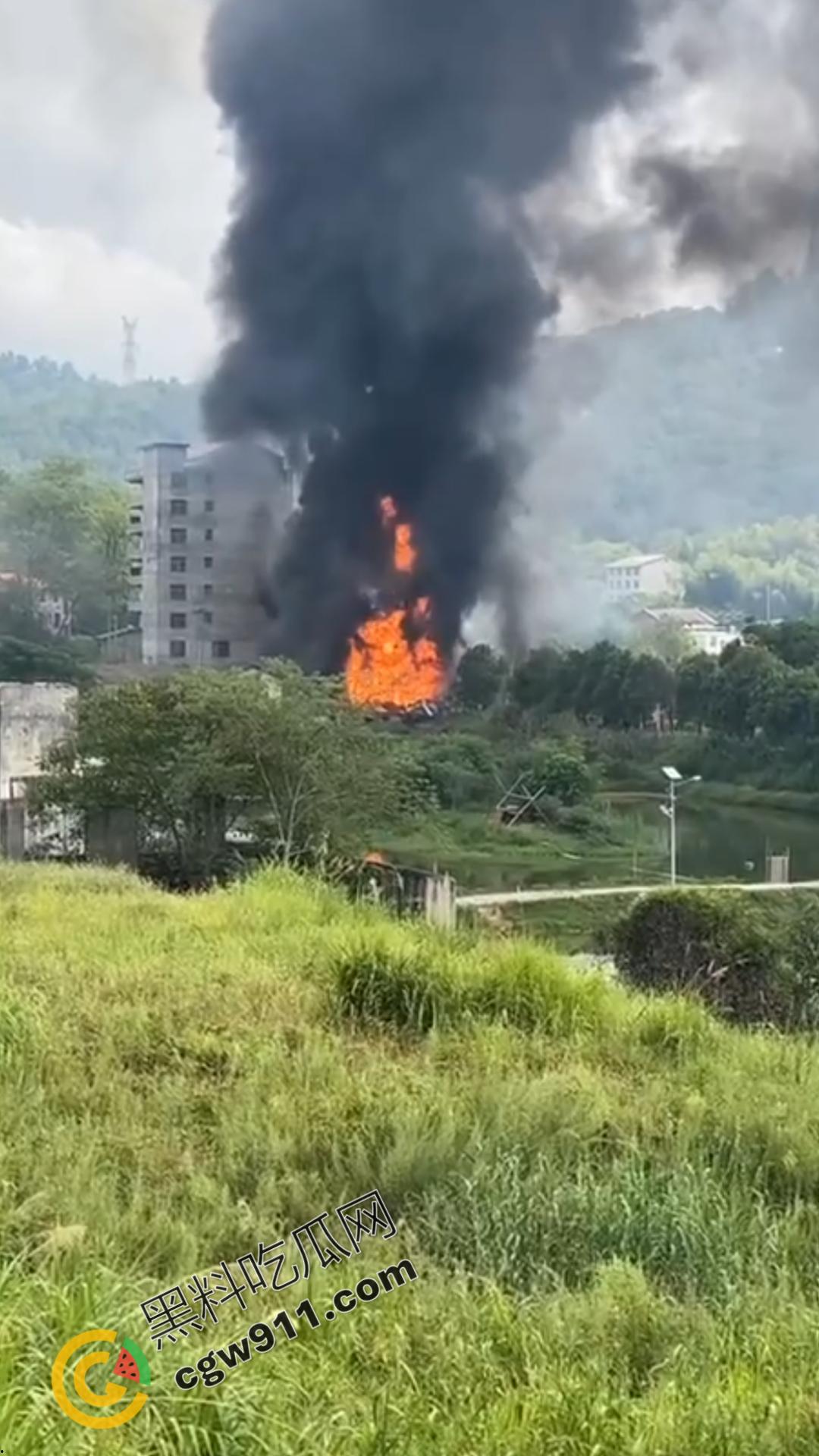 油罐车烈焰悲剧:万宝镇国道油罐车侧翻引发巨火,吞噬两生命,现场浓烟滚滚,宛如人间炼狱-11