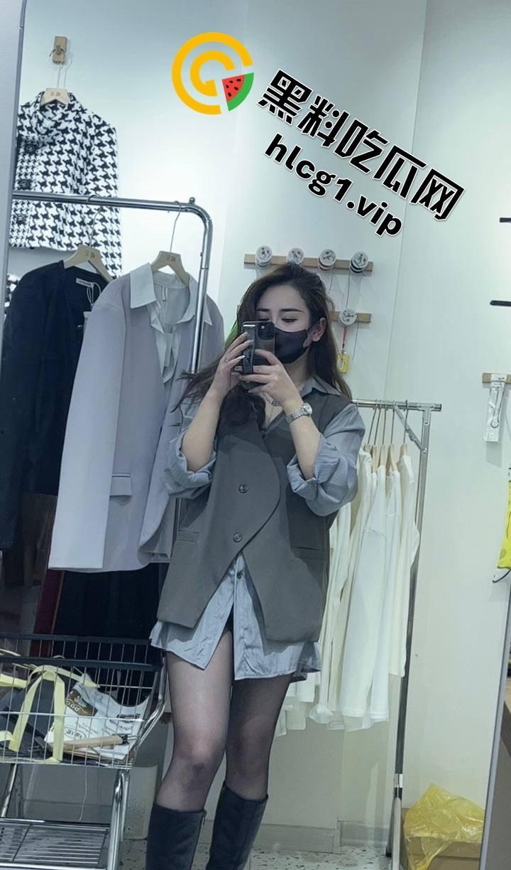 服装店老板娘遭男友无耻曝光!私密照外流引热议,身材火辣成焦点!-1