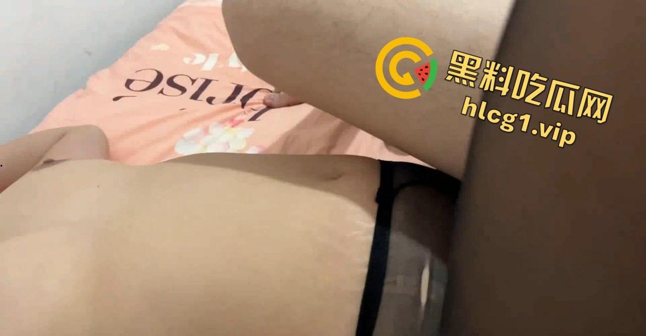 服装店老板娘遭男友无耻曝光!私密照外流引热议,身材火辣成焦点!-8