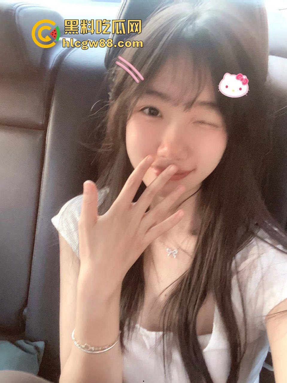 深圳职高白嫩瘦体苗条学生妹【林倩】展示会呼吸的极品粉嫩白虎逼,开房做爱插都插不进去!-1