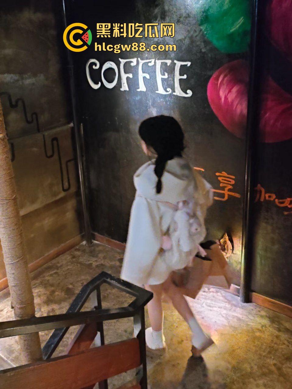 深圳职高白嫩瘦体苗条学生妹【林倩】展示会呼吸的极品粉嫩白虎逼,开房做爱插都插不进去!-4