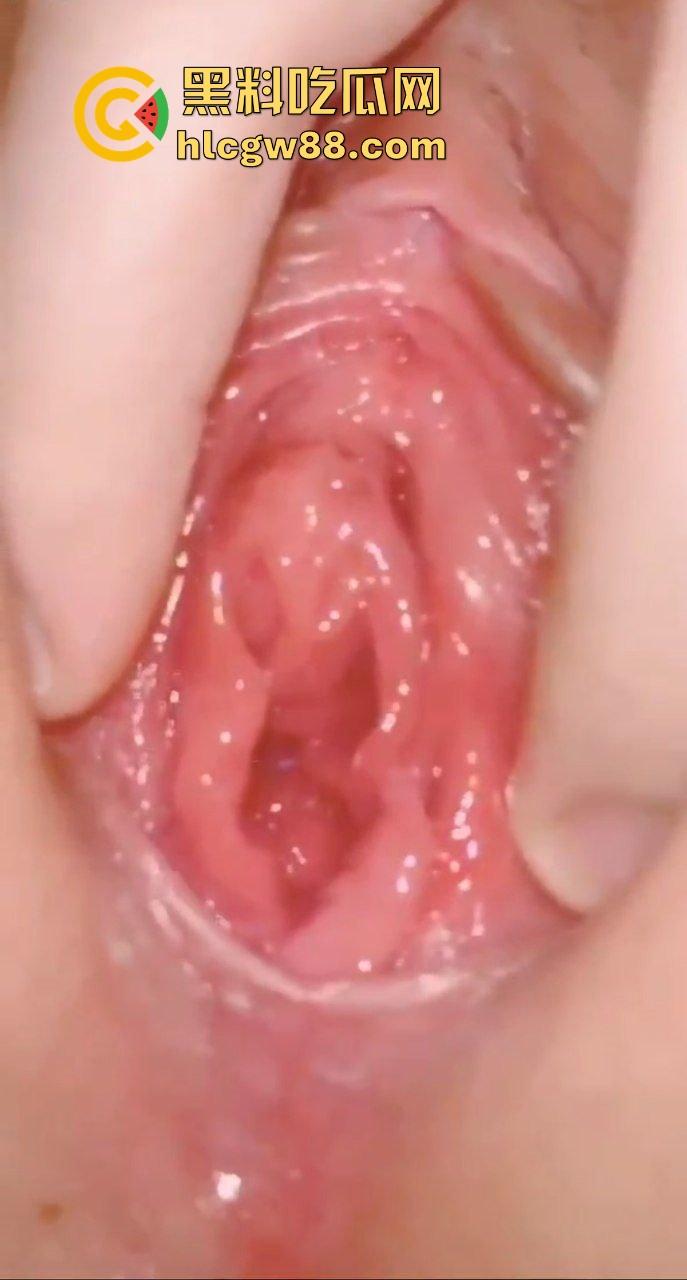 深圳职高白嫩瘦体苗条学生妹【林倩】展示会呼吸的极品粉嫩白虎逼,开房做爱插都插不进去!-5