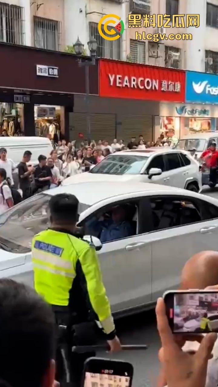 警察打交警你敢信？东莞市长安万科长青街上演交警PK公安大场面 便衣辅警装假警对其殴打！-9