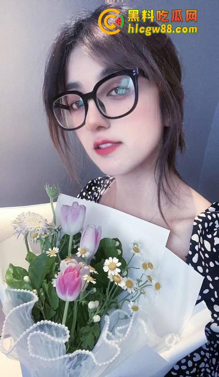 新疆乌鲁木齐财经学院『夏赫曼古丽』混血眼镜婊被颜射满脸，鸡巴吃得香喷喷，管他清不清真照吃不误！-3