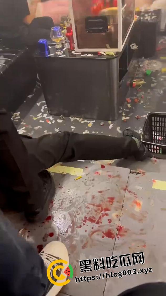 沈阳First酒吧高空灯架掉落 8死15伤 现场视频流出 酒吧真狠啊-1