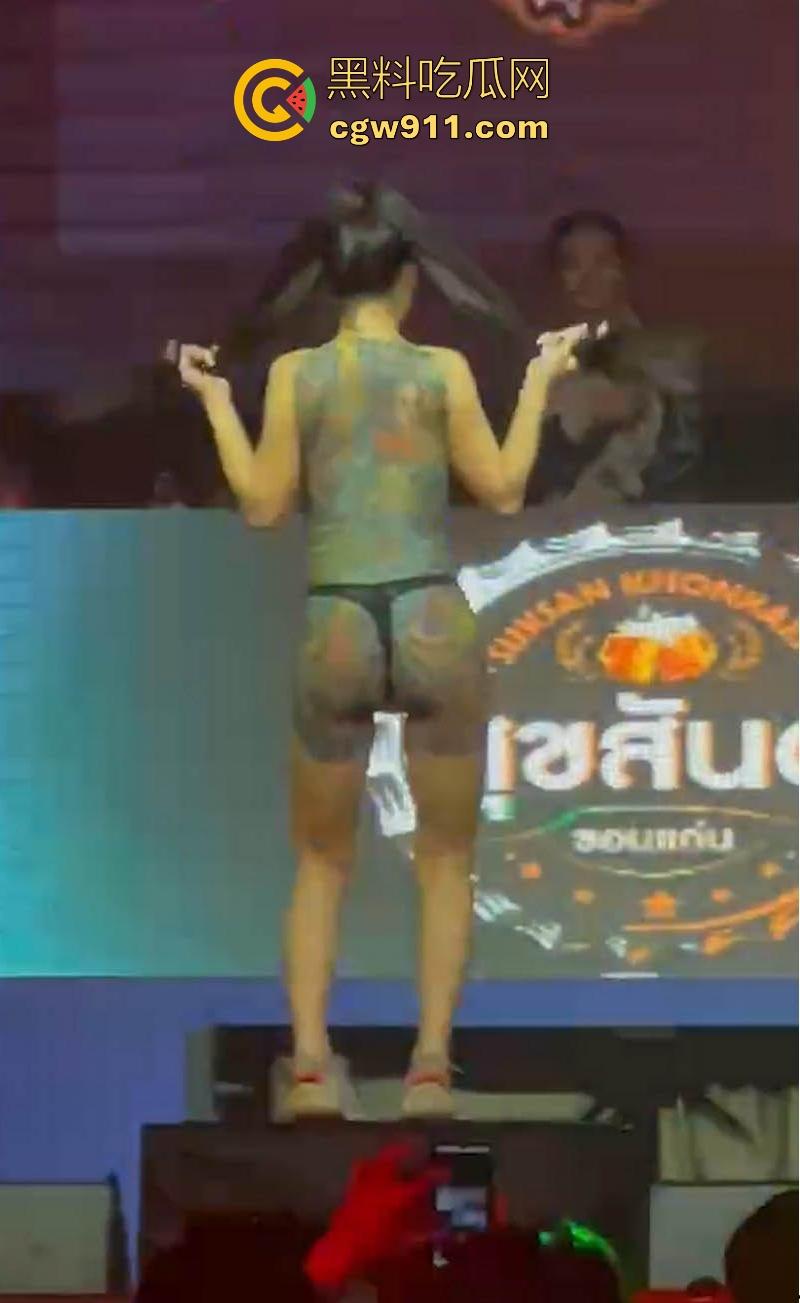 泰国芭提雅变身人间天堂了！Chang Beer啤酒公司举办全裸狂欢节,辣妹模特乳浪臀波摇曳互动,现场粉丝狂欢！-6