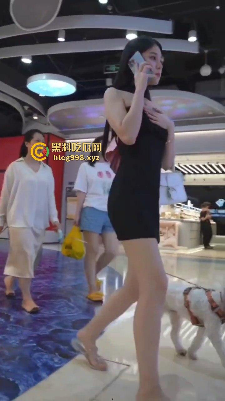 瓜友投稿抄底短裙小姐姐，白内内曝光！高颜值极品小姐姐，兄弟你胆儿真肥！-5