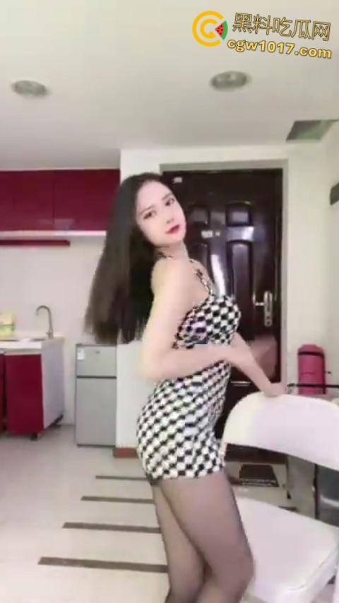 花椒主播【小芊芊呐】,付费直播间大秀,高颜值情趣装诱惑,吊带黑丝裸舞自慰, 掰开私处粉嫩肉缝淫水泛滥!-7