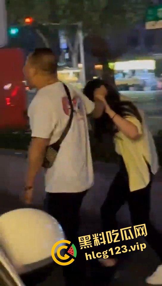 郑州花园路惊现捉奸戏码!老骚逼勾搭小鲜肉,惨遭原配丈夫当场抓包!-1