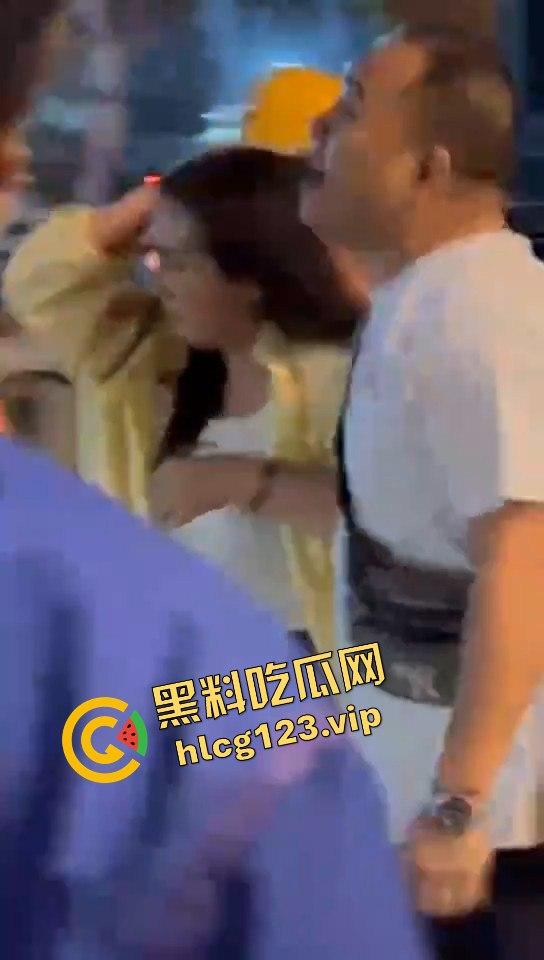 郑州花园路惊现捉奸戏码!老骚逼勾搭小鲜肉,惨遭原配丈夫当场抓包!-2