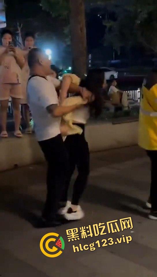 郑州花园路惊现捉奸戏码!老骚逼勾搭小鲜肉,惨遭原配丈夫当场抓包!-4