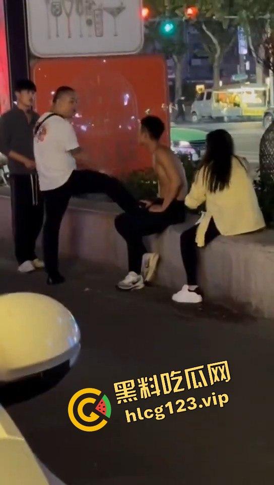 郑州花园路惊现捉奸戏码!老骚逼勾搭小鲜肉,惨遭原配丈夫当场抓包!-6