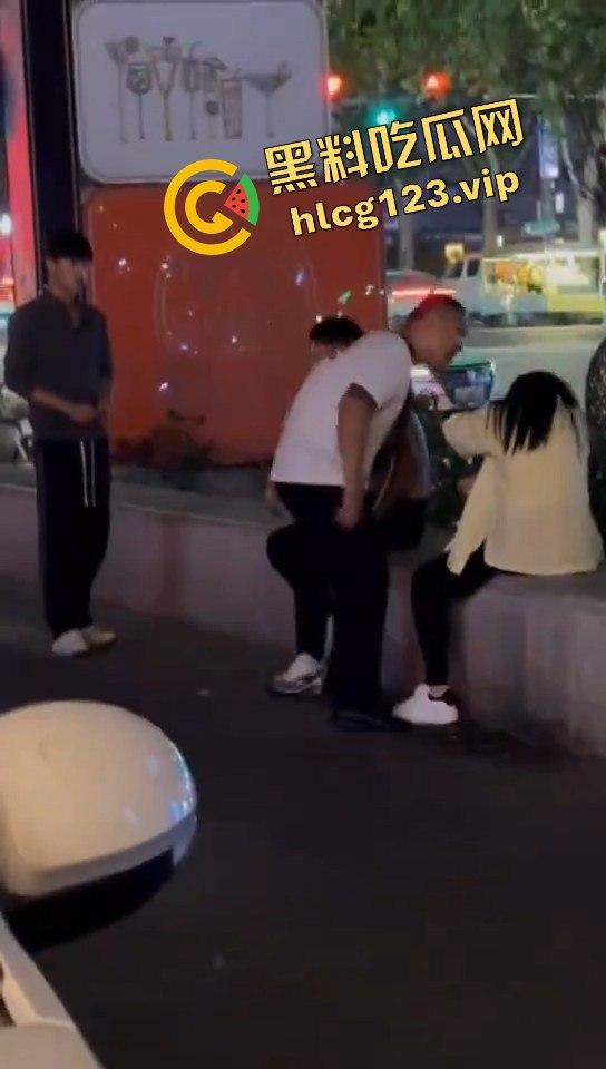 郑州花园路惊现捉奸戏码!老骚逼勾搭小鲜肉,惨遭原配丈夫当场抓包!-7