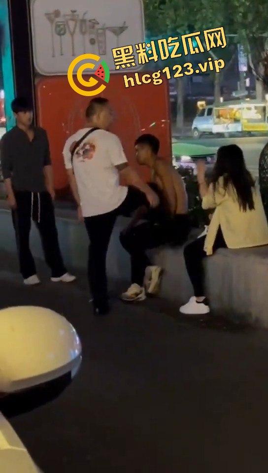 郑州花园路惊现捉奸戏码!老骚逼勾搭小鲜肉,惨遭原配丈夫当场抓包!-8