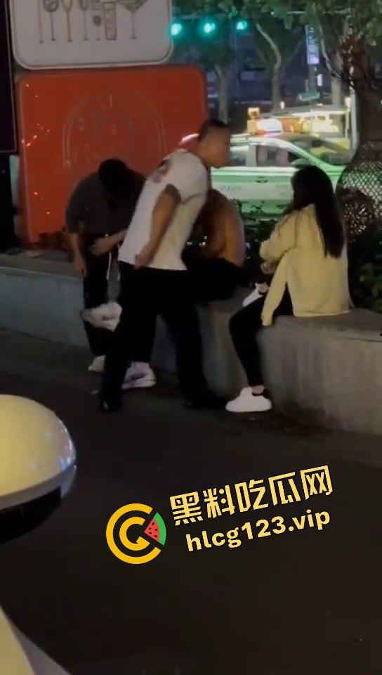 郑州花园路惊现捉奸戏码!老骚逼勾搭小鲜肉,惨遭原配丈夫当场抓包!-9