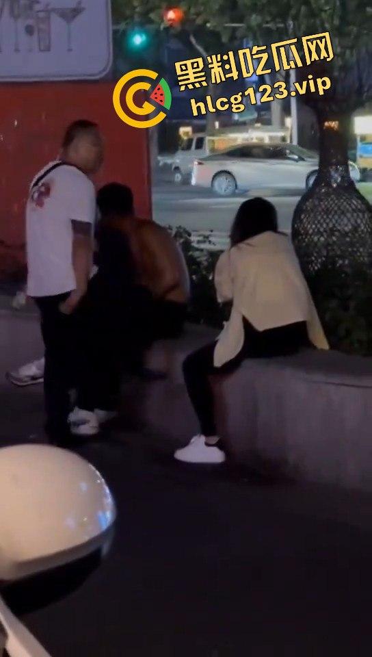 郑州花园路惊现捉奸戏码!老骚逼勾搭小鲜肉,惨遭原配丈夫当场抓包!-10