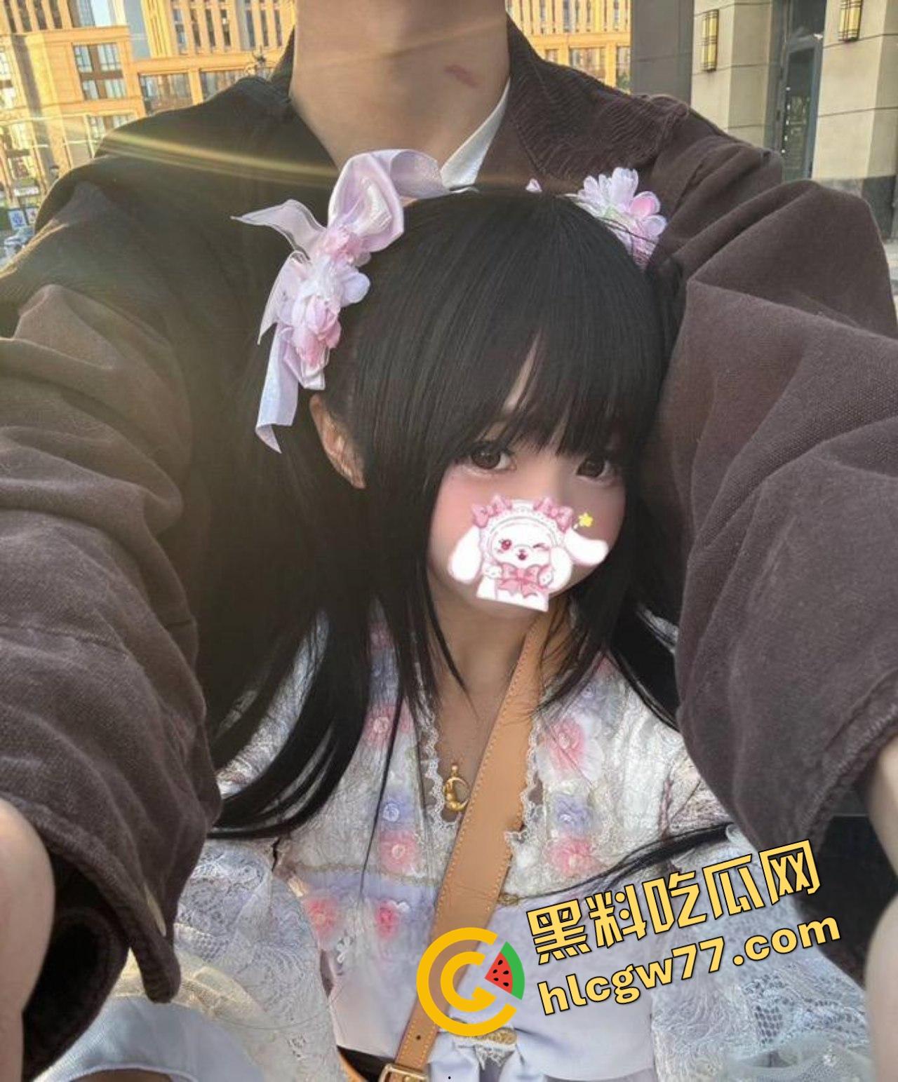 青岛已婚萝莉【嫩小瑶】小屁股光天化日给人看，芭比倒插猛操嫩逼，翘臀细腰黑丝白袜骚炸！-4