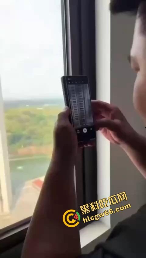 集美逆天操作,阳台晒鲍鱼不拉窗帘,白天晒鲍鱼,晚上老公就地现吃,主打一个鲜嫩刺激!-1