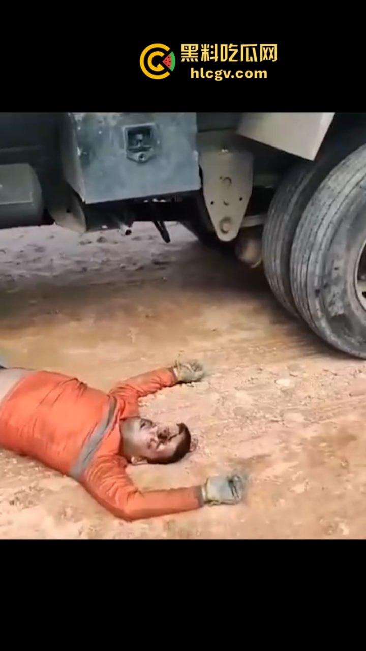 太惨了！因操作不当 巴西倒霉男子脑袋被挤爆  血腥现场视频曝光 胆小慎入-3