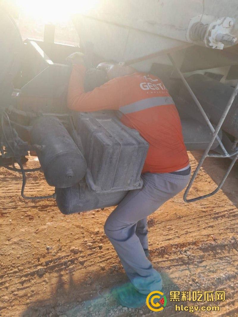 太惨了！因操作不当 巴西倒霉男子脑袋被挤爆  血腥现场视频曝光 胆小慎入-4