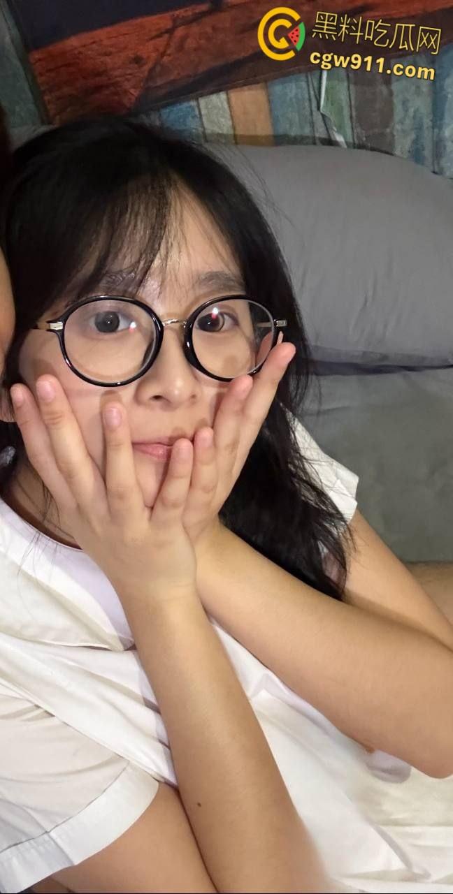 香港清纯学生妹【朱双双】,户外露脸口交,白袜校服跪舔男友大屌,内裤挂在腿上被抬腿后入,还颜射一脸 !-2