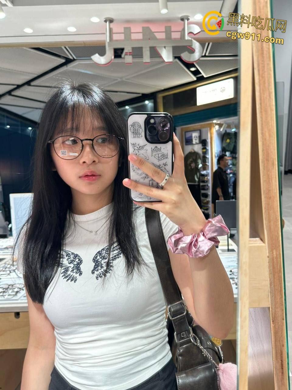 香港清纯学生妹【朱双双】,户外露脸口交,白袜校服跪舔男友大屌,内裤挂在腿上被抬腿后入,还颜射一脸 !-4