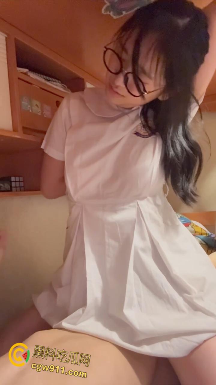 香港清纯学生妹【朱双双】,户外露脸口交,白袜校服跪舔男友大屌,内裤挂在腿上被抬腿后入,还颜射一脸 !-8